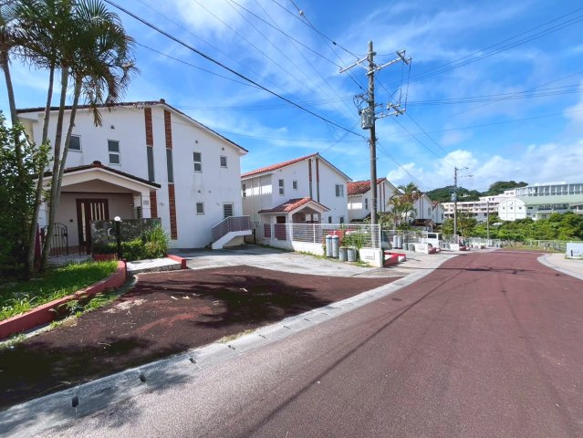 うるま市兼箇段　Peaceful Village　D号棟の前面道路含む現地写真