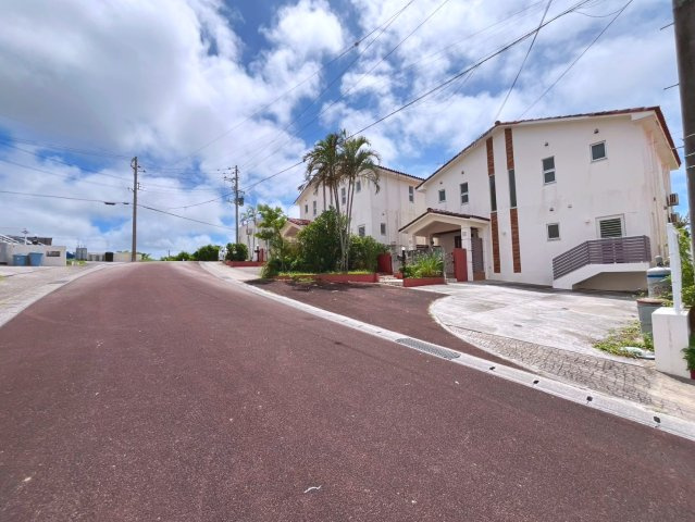 うるま市兼箇段　Peaceful Village　D号棟の前面道路含む現地写真