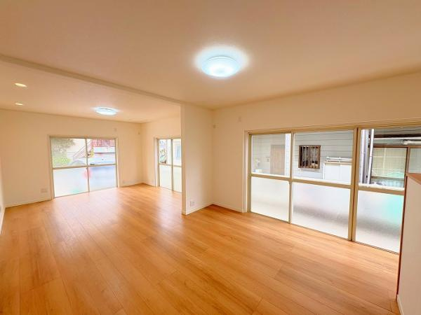 神戸市垂水区星陵台　中古一戸建　の居間・リビング|約２０帖の広々リビング