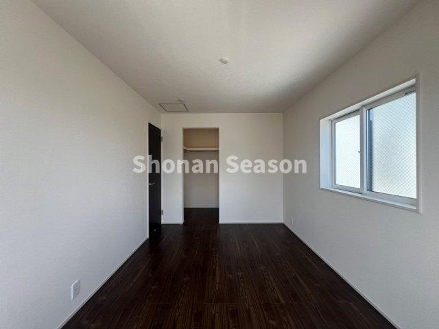 【洋室】 | 木の温もりを感じながら生活できるフローリングは、汚れもサッと拭き取れるのでお掃除の手間が省けそうですね♪