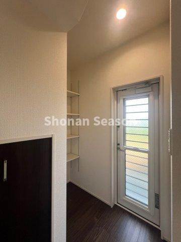 【内装】 | 勝手口があり、家事動線も良好です◎
キッチンの採光＆通風もUPします！