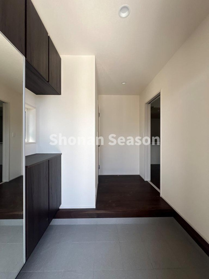 【玄関】 | ミラー付きのシューズBOXは、お出掛け前の身だしなみチェックにも活躍します♪