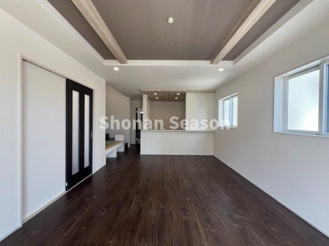 【居間・リビング】 | 対面式キッチンで、リビングを見渡すことができ、お料理中でもご家族との会話が弾みます♪