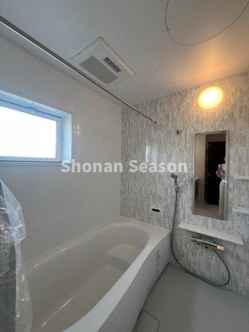 【浴室】 | 腰掛けられるタイプのステップ浴槽で半身浴も快適に。小さなお子様やお年寄りの方のご入浴も一層安心感がありますね。