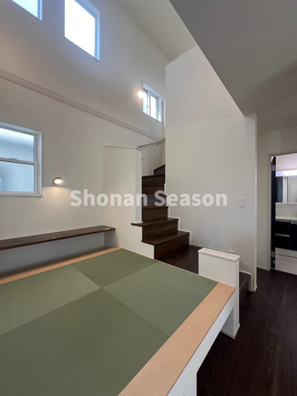 【居間・リビング】 | 小上がり空間は、お子さまの勉強場所や在宅ワークスペースとしても活用できそうですね♪