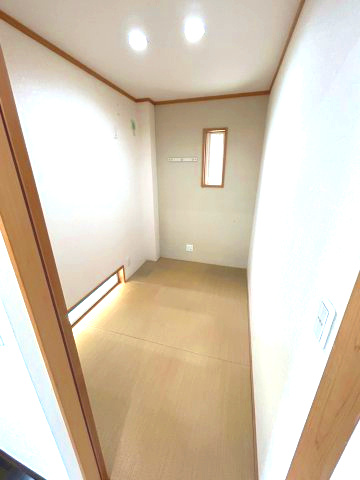 中央区安新町の和室|ちょっとした家事や休憩にあるとうれしいLDKに隣接した3帖和室です。
