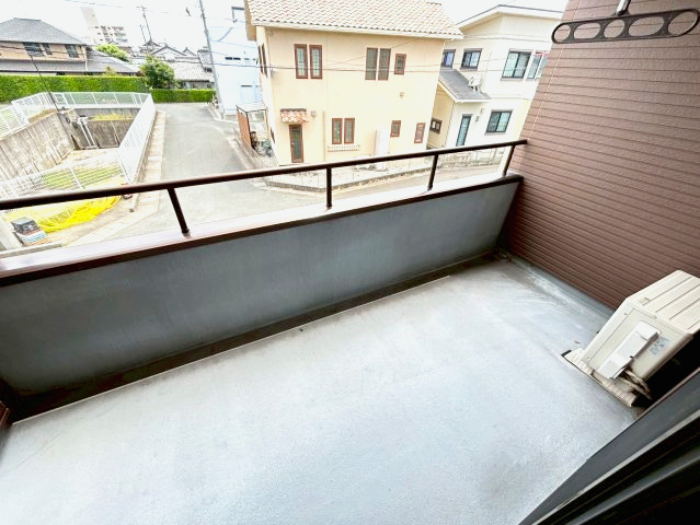 中央区安新町のバルコニー|インナーバルコニーは急な雨などでも洗濯物が濡れずに安心です。