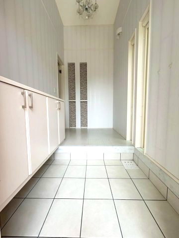 中央区安新町の玄関|玄関を入るとひらけたホールがあり来客や家族を明るい空間が迎えてくれます。
