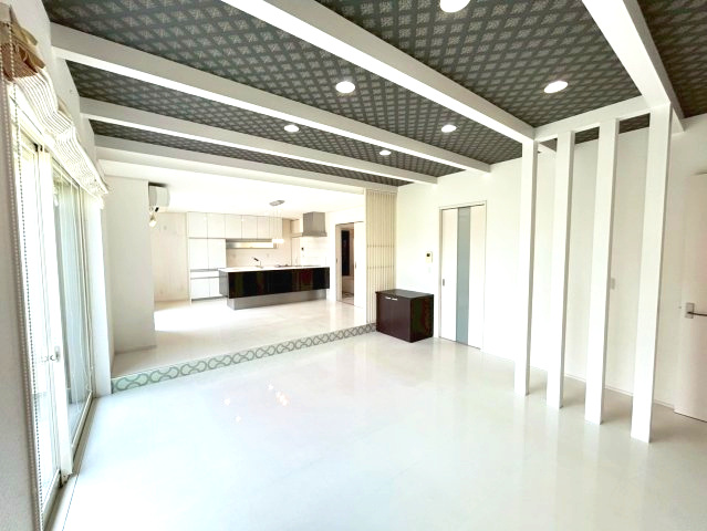 中央区安新町の居間・リビング|25.1帖の広々とした空間のLDKです。
南側からの日差しがたっぷり入り込み、明るい室内です。