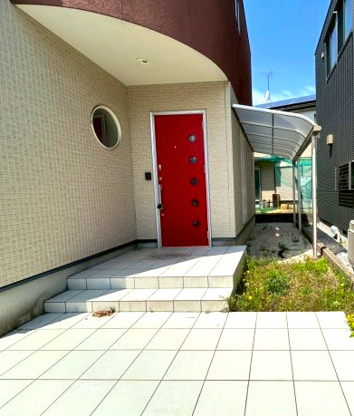 中央区安新町の玄関|赤い扉が印象的なスタイリッシュな玄関です。