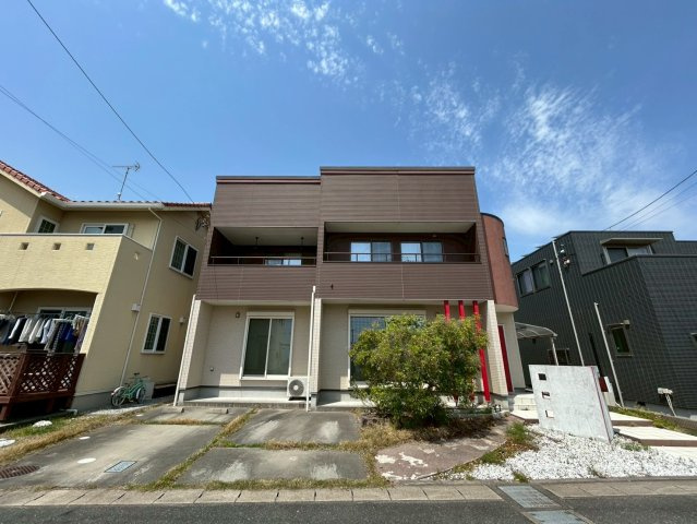 中央区安新町の駐車場|駐車場は並列で2台駐車可能です。
前面道路が広々で車の出し入れもスムーズです。