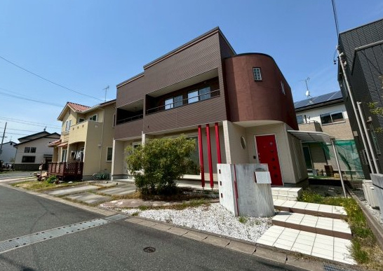 中央区安新町の外観|ブラウン調と白色のコントラストが目を引きます。
玄関上ののアーチ状の形状が変化をもたらせおしゃれな外観です。