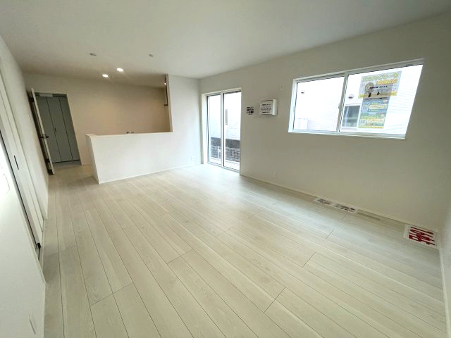 佐伯区五日市中央2丁目　№35869の居間・リビング|ＬＤＫ16帖
ダイニングテーブルやソファを
置いてもゆとりがあります。