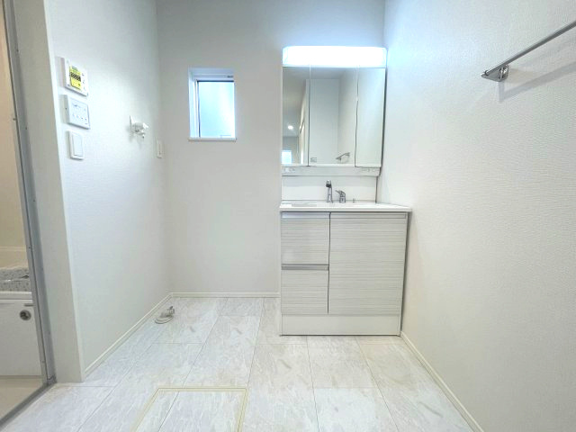 佐伯区五日市中央2丁目　№35869の独立洗面台|3面鏡の裏には便利な
収納があります。