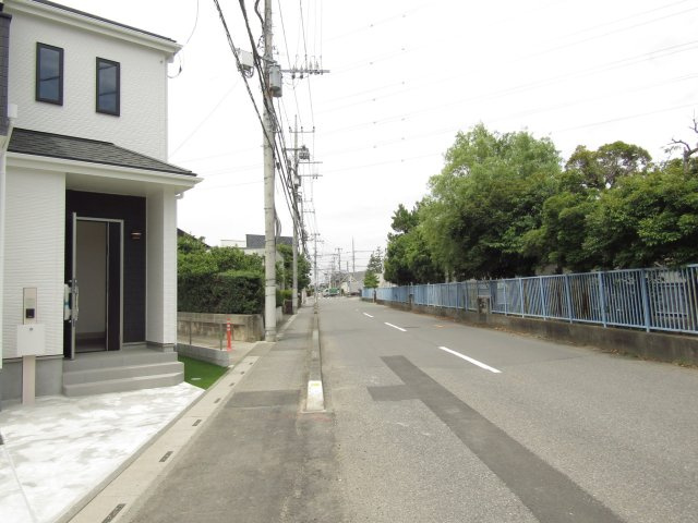 草加市青柳7丁目 新築分譲住宅 全6棟の前面道路含む現地写真