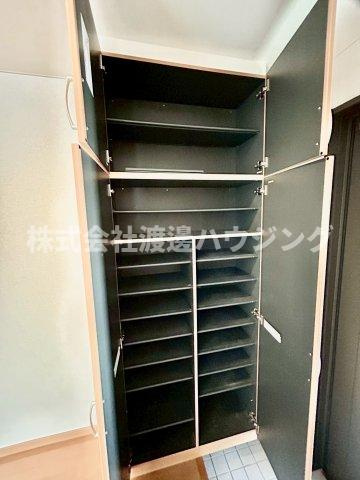 吹田市千里山西３丁目のテラスの収納|天井高シューズBOX