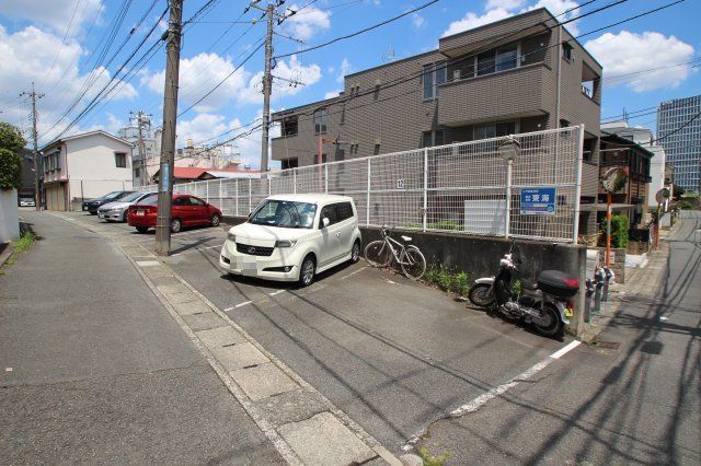 川崎市高津区諏訪１丁目の駐車場の外観