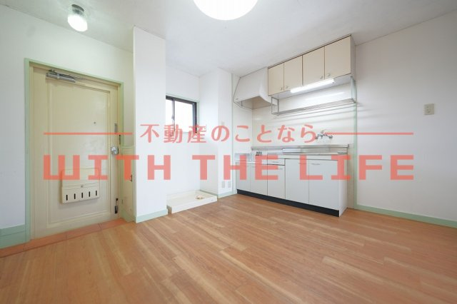 ロウタスビル【キャッシュバック対象物件】の居間・リビング|こちらの居間で趣味の時間をお楽しみください