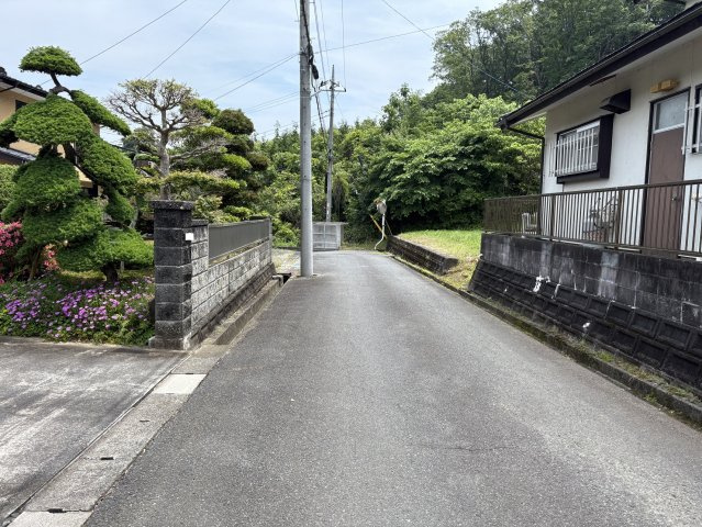 中郷町日棚字重殿 中古一戸建ての前面道路含む現地写真