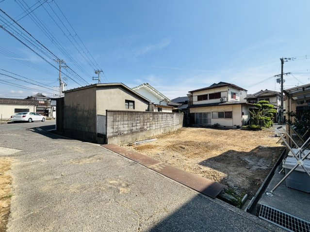 岸和田市神須屋町　建築条件なし土地の前面道路含む現地写真