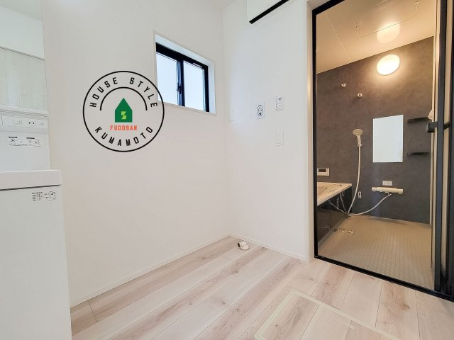 合志市合生第3-3棟（16号棟）　の脱衣所|ゆとりの洗面スペースで朝の身支度もスムーズに。暮らしを快適に変えるシャワー付洗面台です！