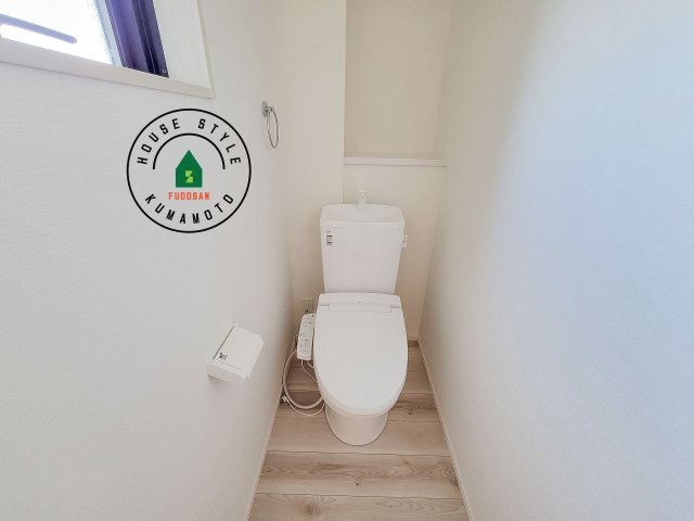 合志市合生第3-3棟（16号棟）　のトイレ|温水洗浄便座を完備しております。2ヶ所にトイレがあるのは朝の慌ただしい時間も安心です。