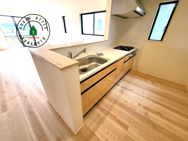 合志市合生第3-3棟（16号棟）　の居間・リビング|ダイニングテーブルへの配膳がラクラク、お料理はかどるカウンター付きシステムキッチン！