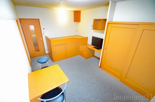 レオパレス徳富の居間・リビング|2Ｆのお部屋はカーペットです。