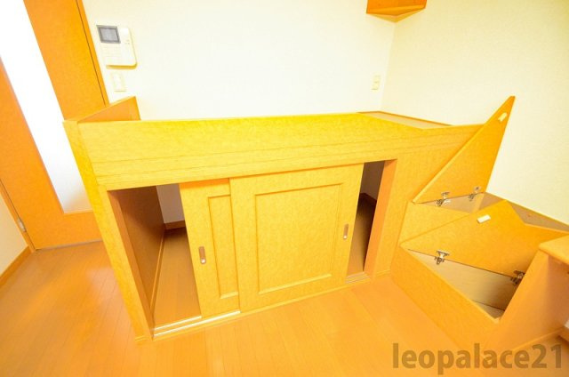 レオパレス徳富の内装|ベッド下収納でお部屋がスッキリ片付きます。