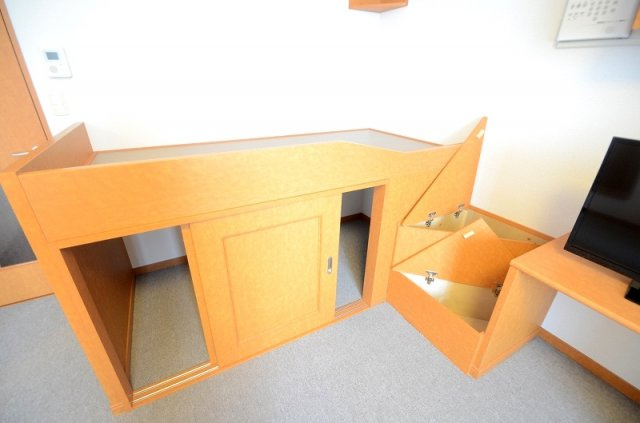 レオパレスガーデン光の内装|ベッド下収納でお部屋がスッキリ片付きます。