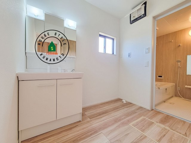 合志市合生第3-3棟（17号棟）　の脱衣所|ゆとりの洗面スペースで朝の身支度もスムーズに。暮らしを快適に変えるシャワー付洗面台です！