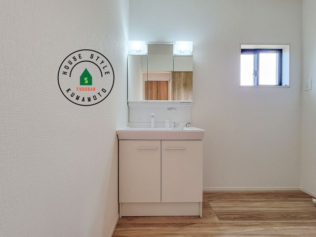 合志市合生第3-3棟（17号棟）　の独立洗面台|毎日使うものだから清潔な空間を保ちたい水回り。洗面にはそんな願いを解消させてくれる収納アイデアが満載です。三面鏡の裏側にはキャビネットが現れ小物から背の高い物まで収納できます。