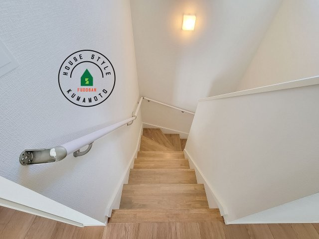 合志市合生第3-3棟（17号棟）　の内装|階段からも明るい光が入ります。採光や通風も階段の重要な役割です。