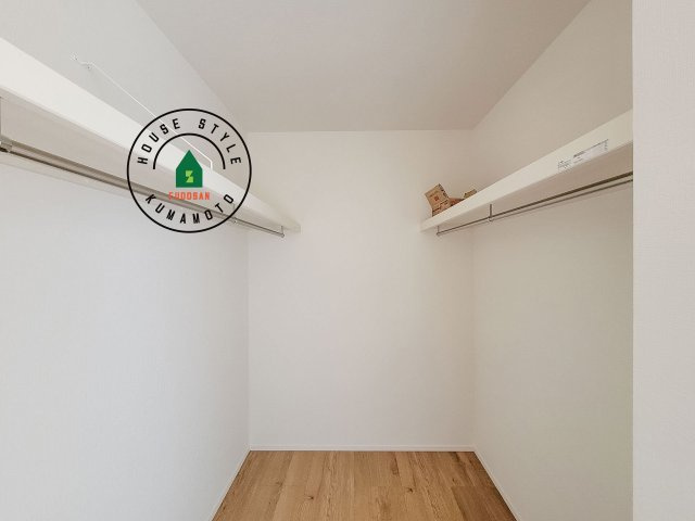 合志市合生第3-3棟（17号棟）　の収納|洋服や大きな荷物が多い方や人数の多いご家族などは、一般的なクローゼットよりもウォークインクローゼットのほうが使い勝手が良いです。