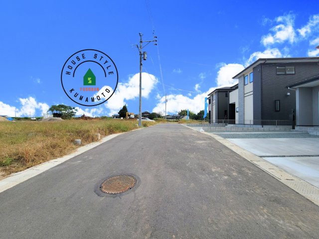 合志市合生第3-3棟（17号棟）　の前面道路含む現地写真|前面道路は閑静な住宅地をはしる車通りの少ない道路。お車の出し入れが苦手なママや小さなお子様にも安心ですね。しっかり舗装もされているので、ベビーカーや自転車で通っても快適に通行できます。