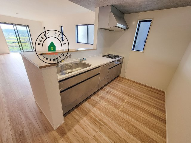 合志市合生第3-3棟（17号棟）　のキッチン|ダイニングテーブルへの配膳がラクラク、お料理はかどるカウンター付きシステムキッチン！