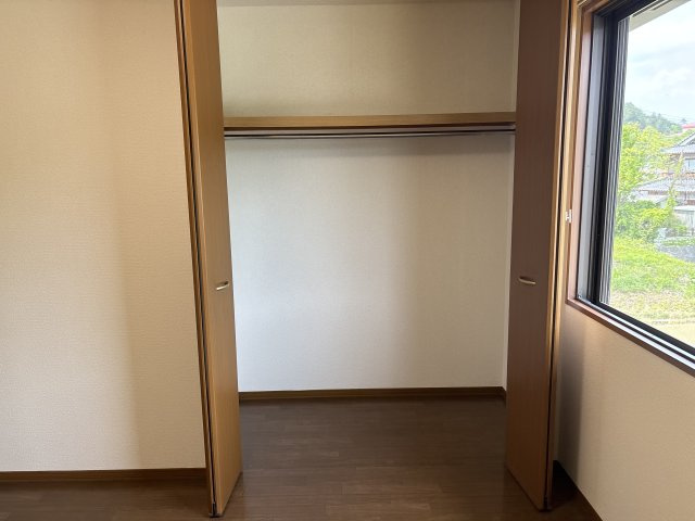 ピュアライフ　Ｂ棟の収納|大きなクローゼットは嬉しいですね♪