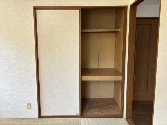 ピュアライフ　Ｂ棟の収納|押し入れもついていて便利◇