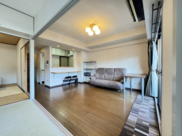 ソレイユ南町の洋室|■南側洋室からリビングに向けて