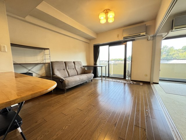 ソレイユ南町の居間・リビング|■南側の開口も十分取れて一日中明るいです