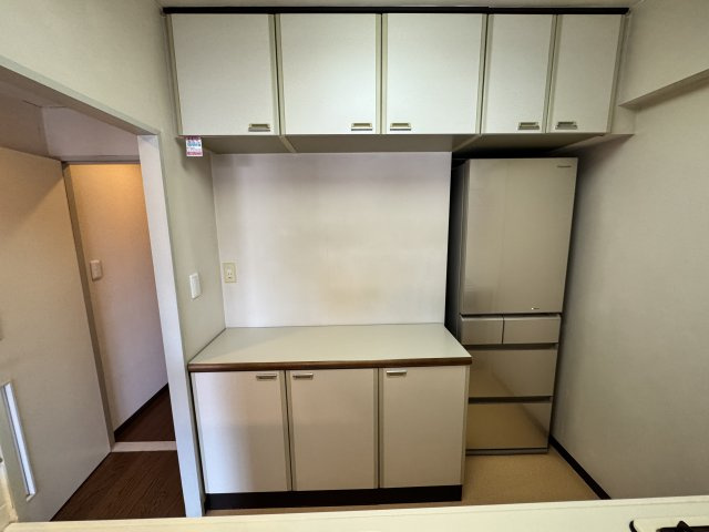 ソレイユ南町の収納|■キッチン裏には収納多数