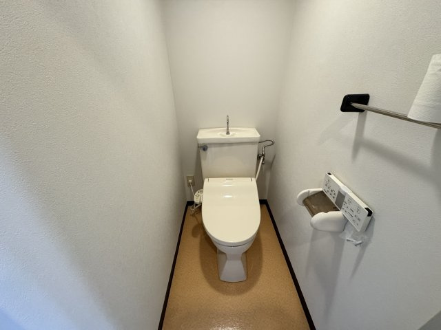 ソレイユ南町のトイレ|■収納棚付きのトイレ