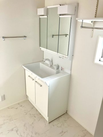 丸亀市前塩屋町①　駐車4台可能　オール電化新築住宅の独立洗面台|三面鏡タイプの洗面化粧台です。