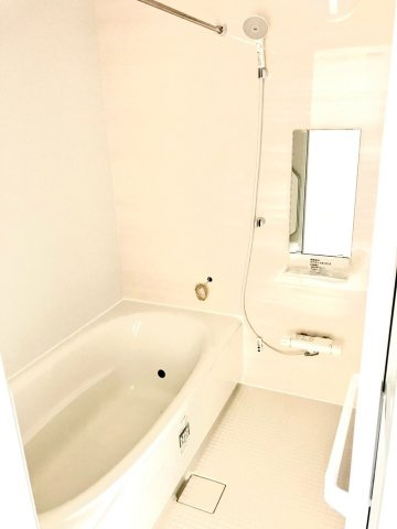 丸亀市前塩屋町①　駐車4台可能　オール電化新築住宅の浴室|白色で統一されたお風呂です。シンプルで使いやすいのが特徴です。