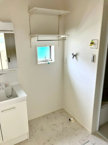 丸亀市前塩屋町①　駐車4台可能　オール電化新築住宅のランドリースペース|ランドリースペースには、備え付けの棚が設置されています。