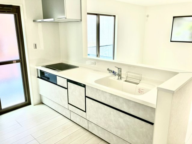 丸亀市前塩屋町①　駐車4台可能　オール電化新築住宅のキッチン|IHコンロ・食器洗浄乾燥機付きのシステムキッチンです。