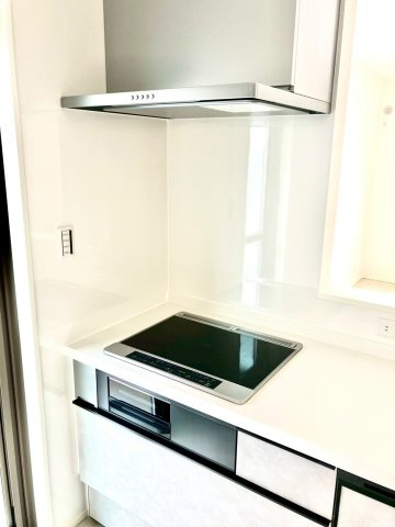 丸亀市前塩屋町①　駐車4台可能　オール電化新築住宅のキッチン|スマートレンジフード・IHコンロ付きでお手入れも簡単です。