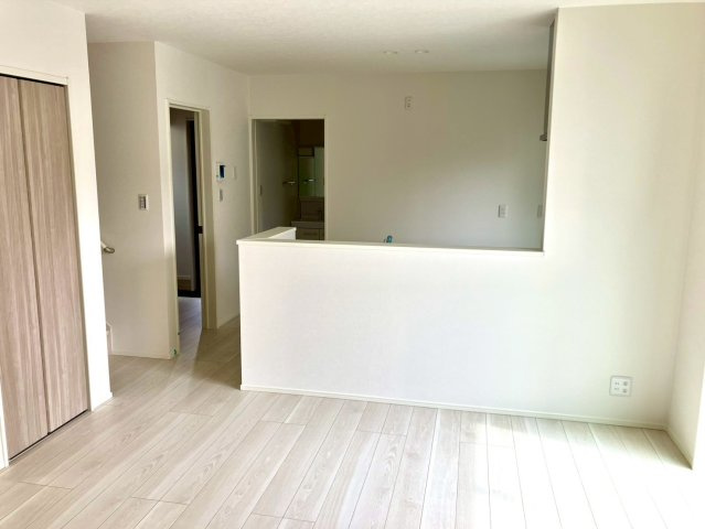 丸亀市前塩屋町①　駐車4台可能　オール電化新築住宅のキッチン|リビング側からの写真です。キッチンと対面できる仕様です。