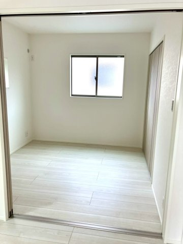 丸亀市前塩屋町①　駐車4台可能　オール電化新築住宅の洋室|１階洋室です。リビング側からの写真です。