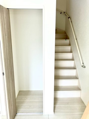 丸亀市前塩屋町①　駐車4台可能　オール電化新築住宅の収納|階段横の収納です。